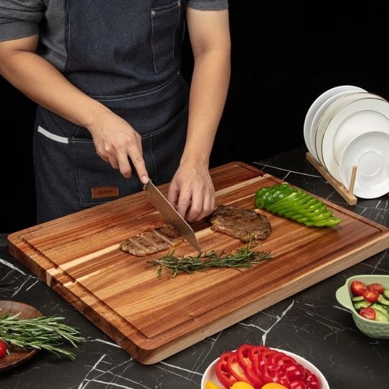 Planche a decouper bois acacia viande poivrons