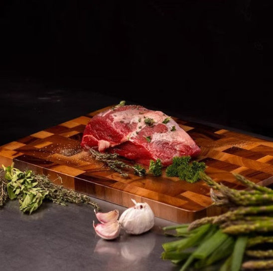 belle pièce de viande sur planche à découper bois