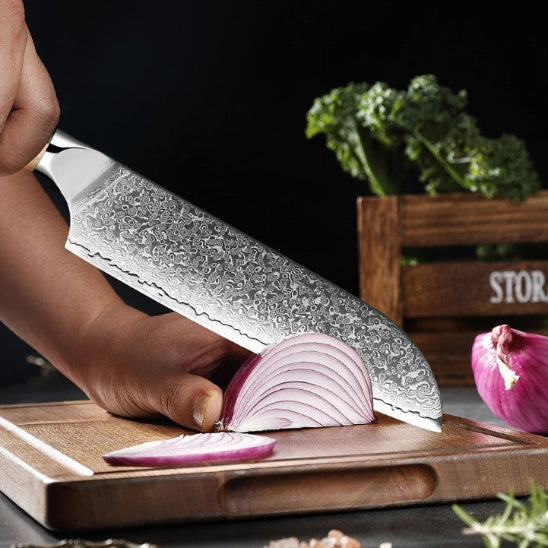 couteau santoku tranche oignon rouge