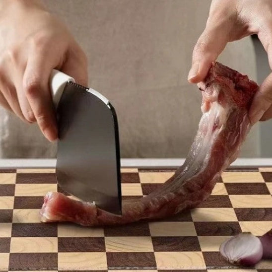 homme tranche avec couteau sur la planche à découper damier