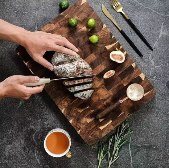 homme tranche pain sur planche à découper bois