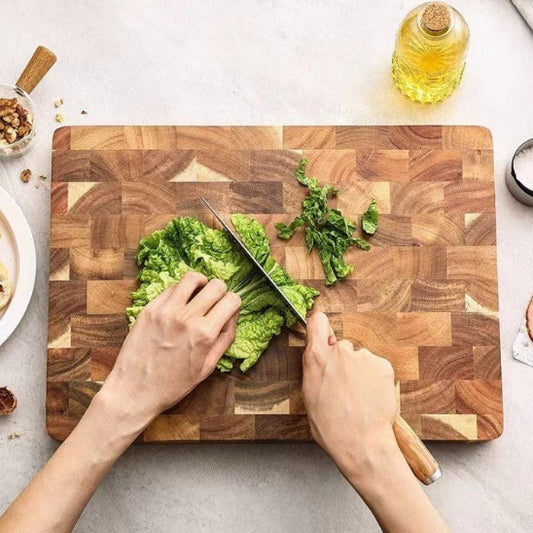 homme tranche salade sur planche à découper en bois