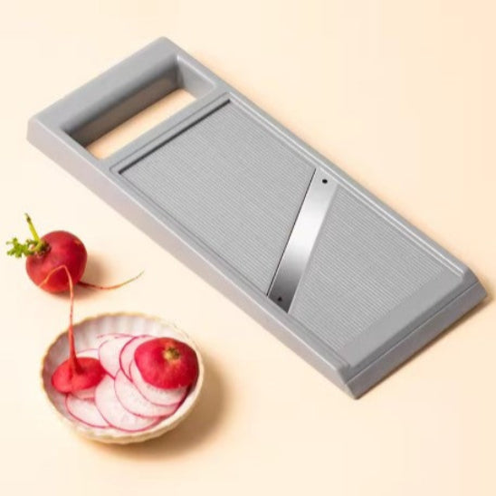 mandoline japonaise grise tranche un radis