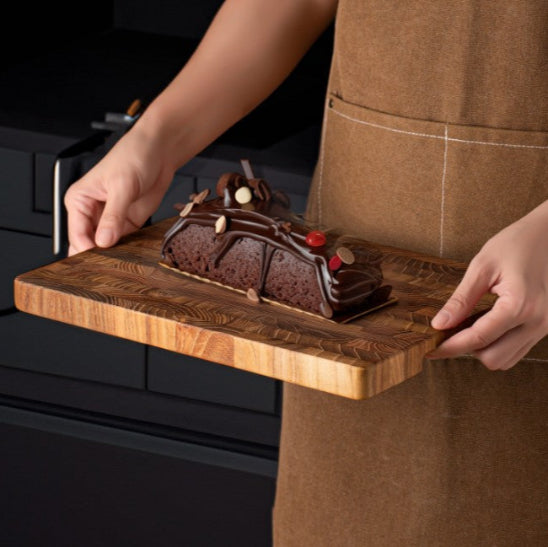 planche à découper bois massif avec gâteau