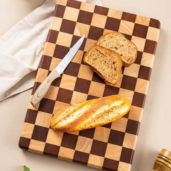 planche a decouper damier avec du pain