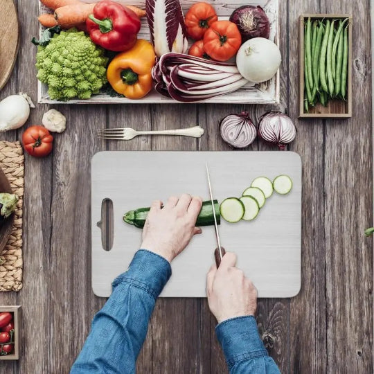 planche a decouper en titane legumes tranches