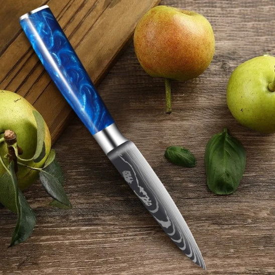 set de couteaux de cuisine entouré de fruits
