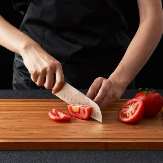 Planche a decouper bois acacia preparation tomates