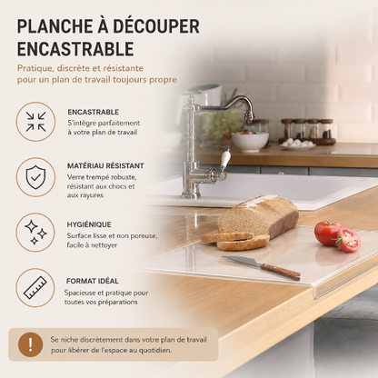 Planche à découper encastrable transparente posée sur un plan de travail en bois dans une cuisine moderne