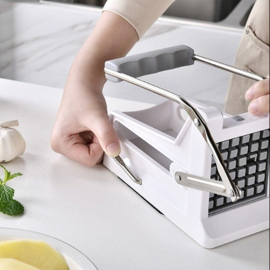 coupe frite manuel gris avec pomme de terre tranchée