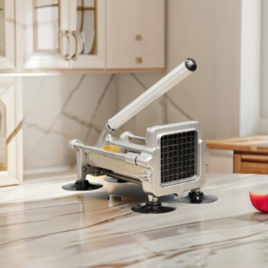 coupe frite manuel sur cuisine en marbre