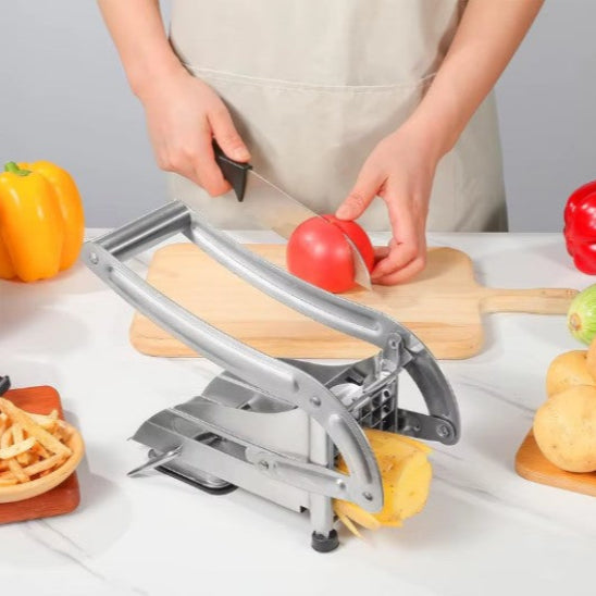 coupe frites manuel sur cuisine en marbre