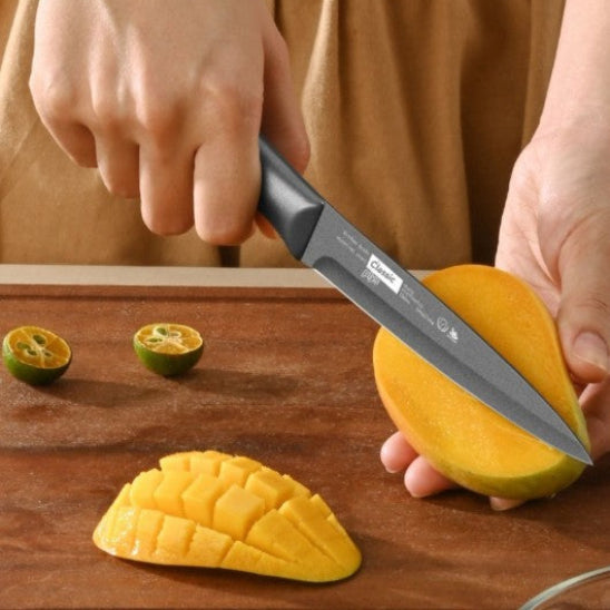 couteau céramique petit coupe une mangue