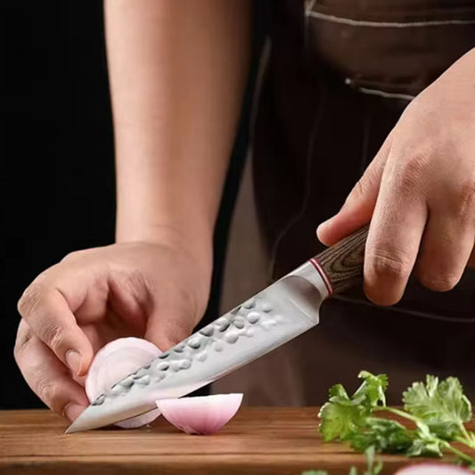 couteau de cuisine forge martelé coupe un oignon