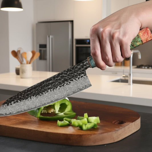 couteau de cuisine japonais tranche un poivron