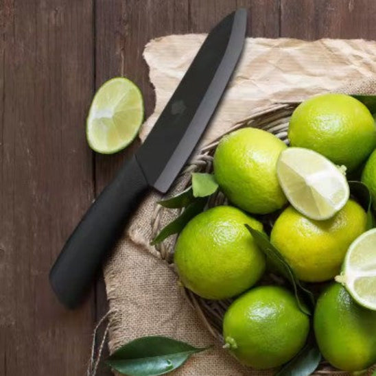 couteau en céramique avec pomme verte