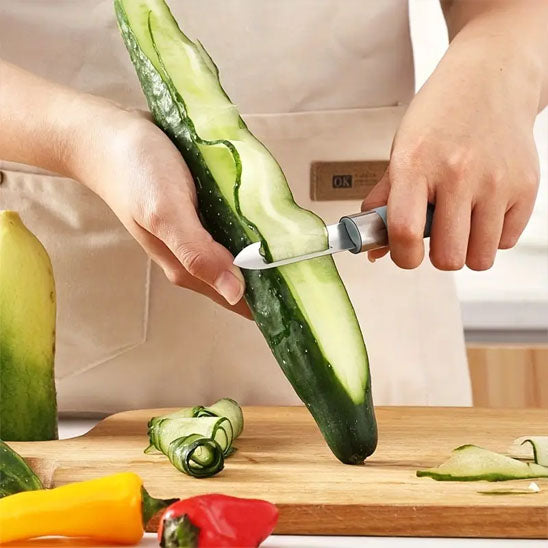 econome cuisine épluche concombre sur planche à découper