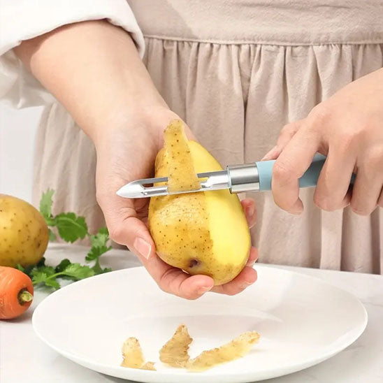 econome cuisine épluche patate dans assiette