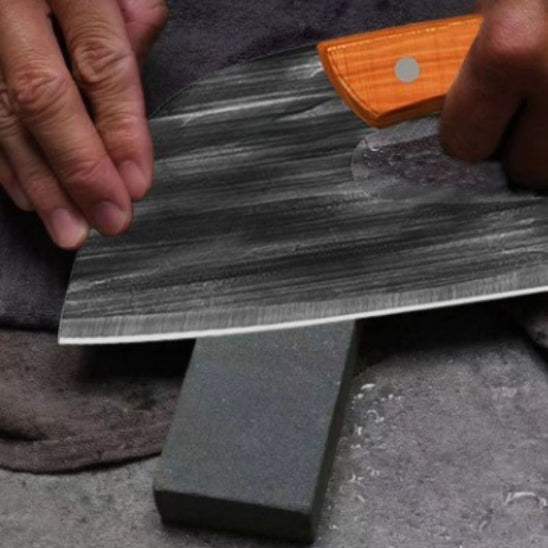 homme aiguise couteau de cuisine