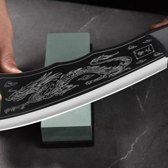 homme aiguise couteau japonais haut de gamme