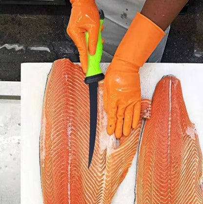 homme tranche un saumon avec couteau de cuisine