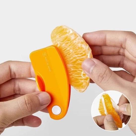 homme utilise économe cuisine pour retirer peau