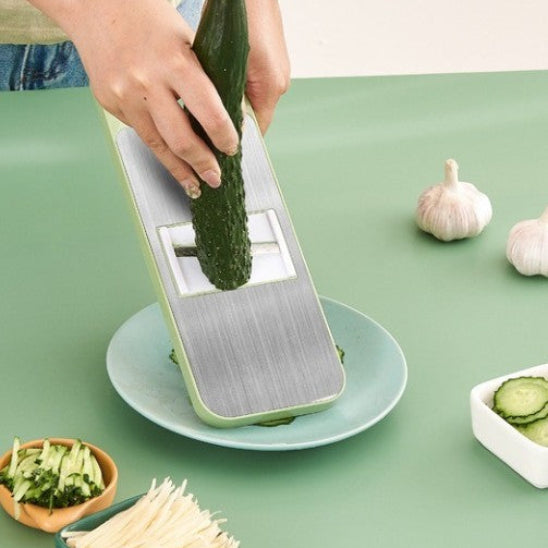 mandoline cuisine tranche concombre dans une assiette