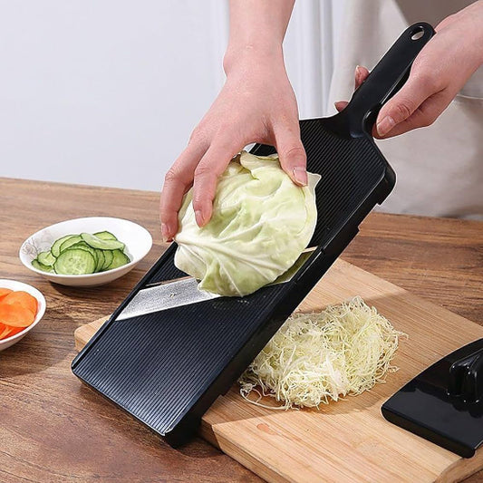mandoline japonaise tranche au dessus planche à découper
