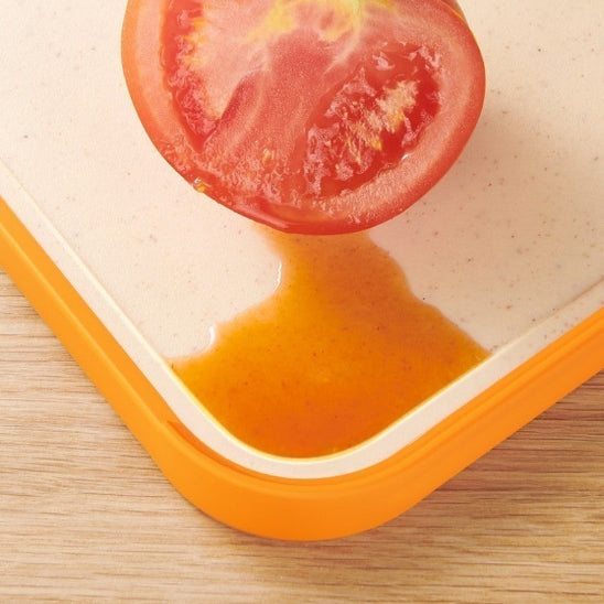planche à découper avec jus de tomate