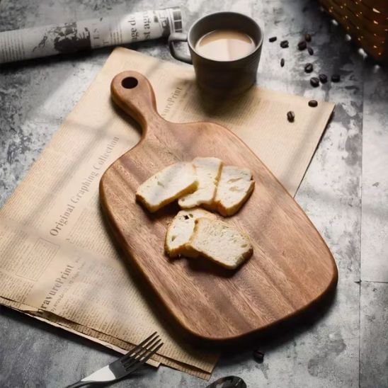 planche a decouper bois brioche cafe