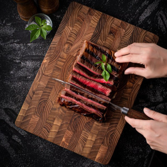 planche à découper bois massif avec viande saignante