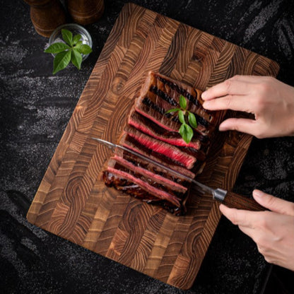planche à découper bois massif avec viande saignante