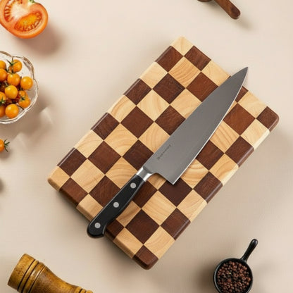 planche à découper damier entouree de poivre