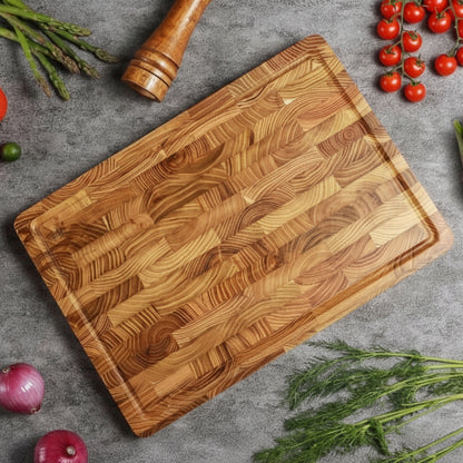 planche à découper en bois avec grosse rainure