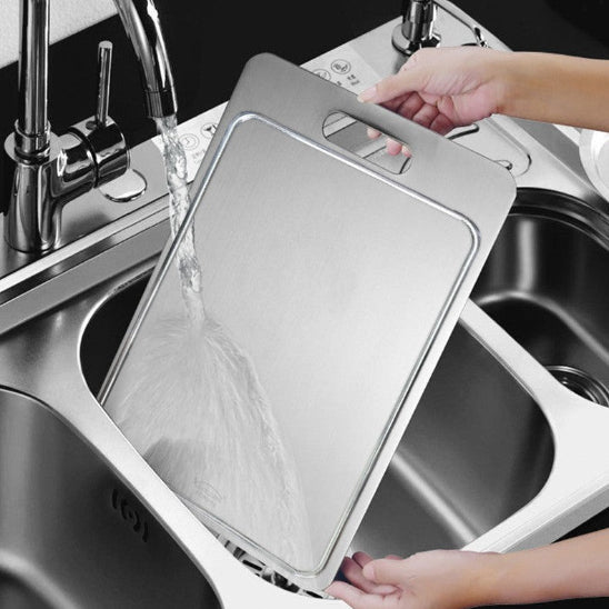 planche à découper inox passe dans l'évier