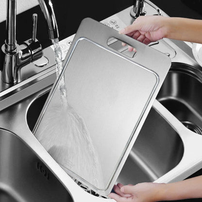 planche à découper inox passe dans l'évier