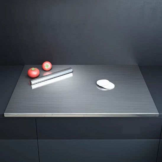 planche à découper inox sur plan de travail foncé