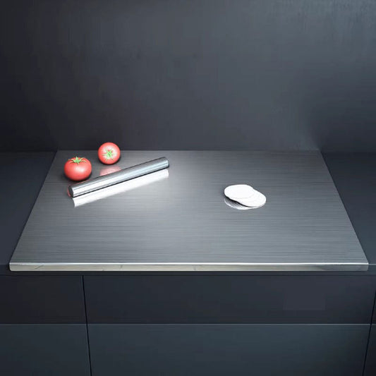 planche à découper inox sur plan de travail foncé