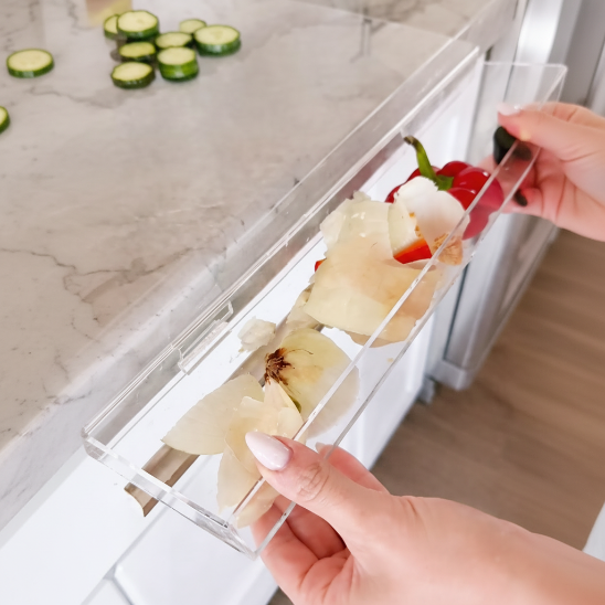 planche a découper sur plan de travail bac épluchures