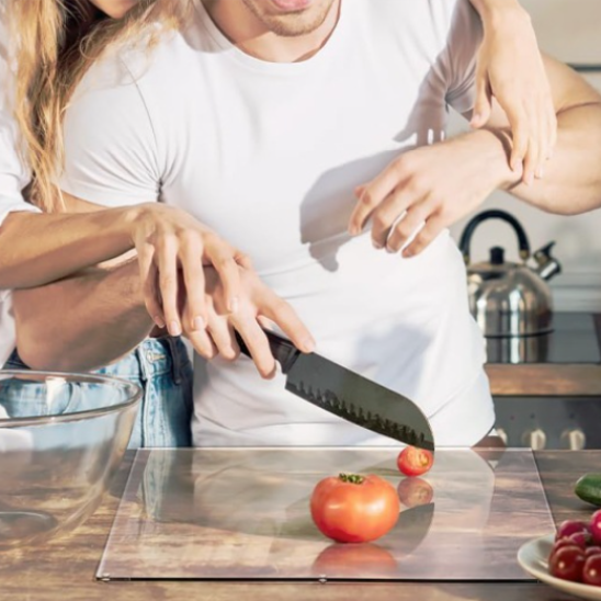 planche à découper sur plan de travail en couple