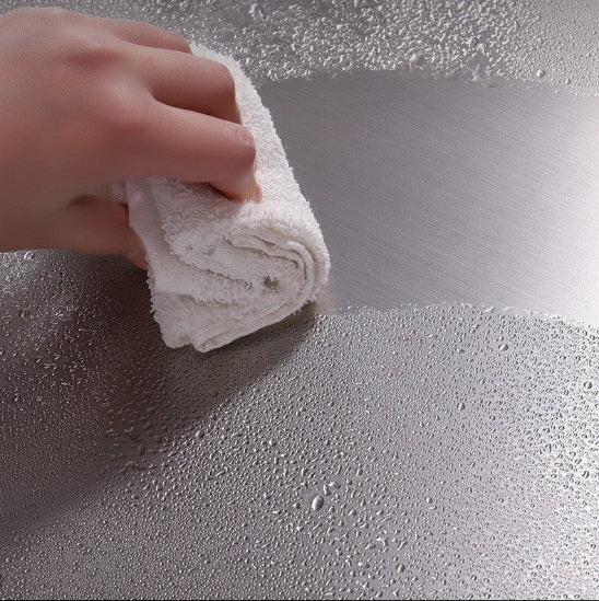 planche à découper sur plan de travail facile à nettoyer avec éponge