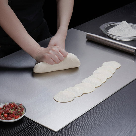 planche à découper sur plan de travail pour pétrir 