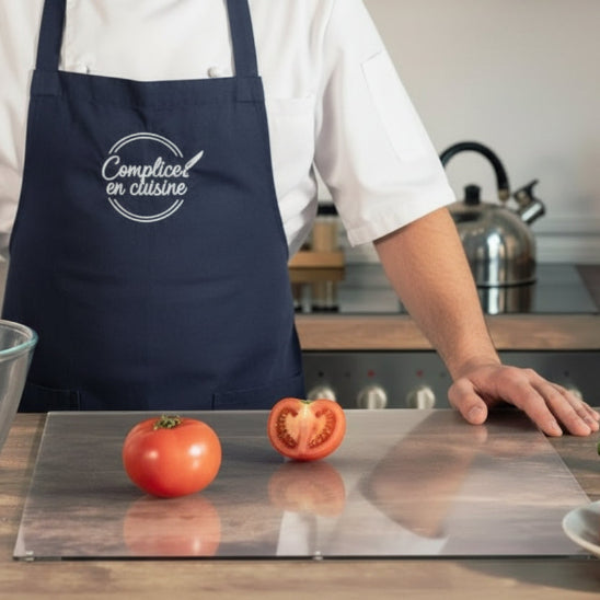 planche-a-decouper-sur-plan-de-travail-tomates
