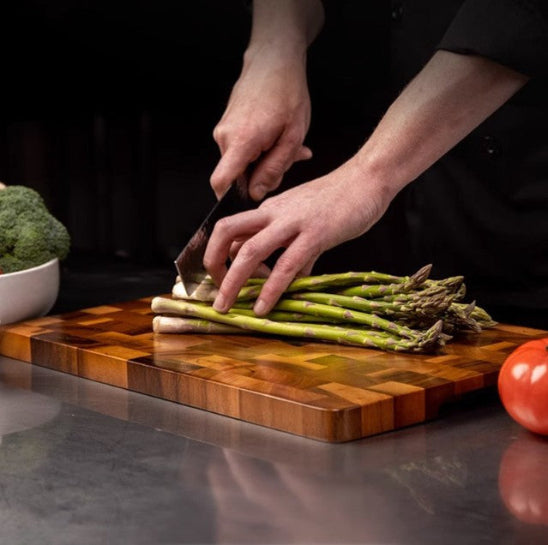 planche en bois à découper avec asperges