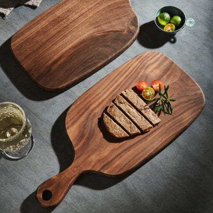 planche en bois à découper avec beau morceau de viande