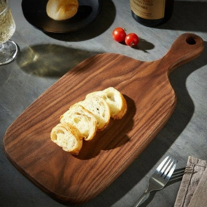 planche en bois à découper avec trou de suspension