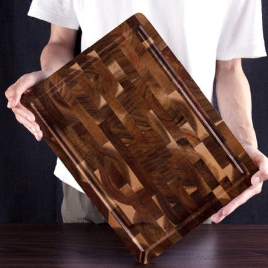 planche en bois à découper tenue en mains