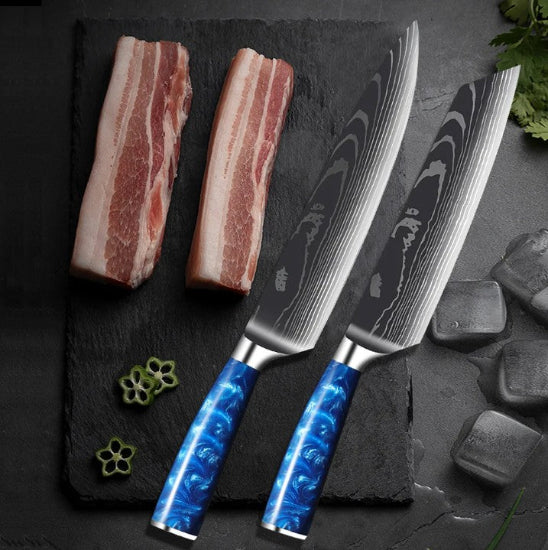 set de couteaux de cuisine pose sur une ardoise